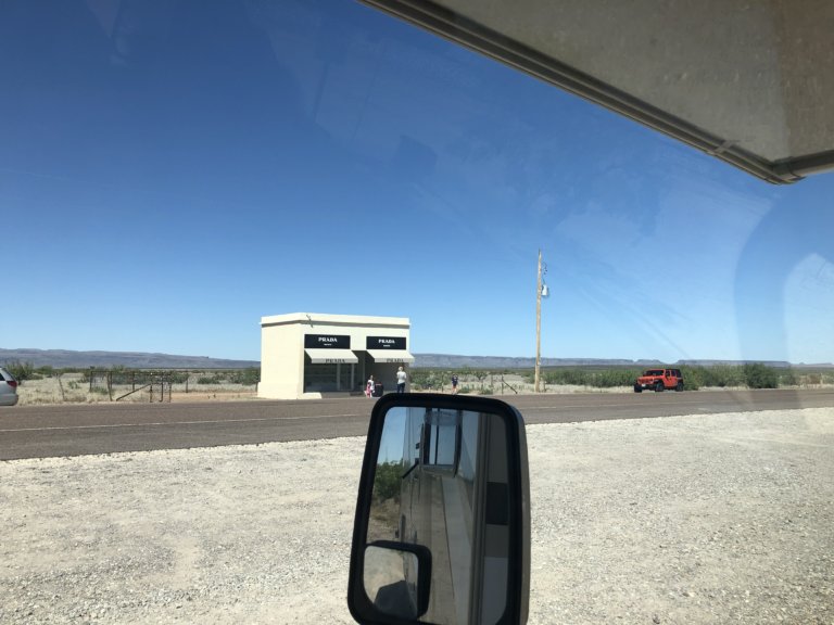 砂漠に佇むインスタスポット「Prada Marha」 | 地球人宣言