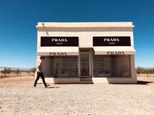 砂漠に佇むインスタスポット「Prada Marfa」