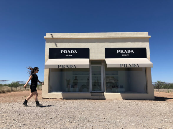 【アメリカ横断#8日目】 砂漠に佇むインスタスポット「Prada Marfa」